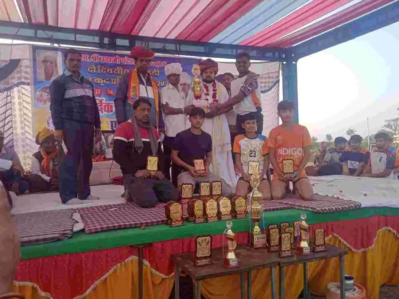डूंगला के सेठवाना में कबड्डी का महाकुंभ: स्वर्गीय उदय लाल गुर्जर की स्मृति में गूंजा खेल का मैदान, देव क्लब बना विजेता