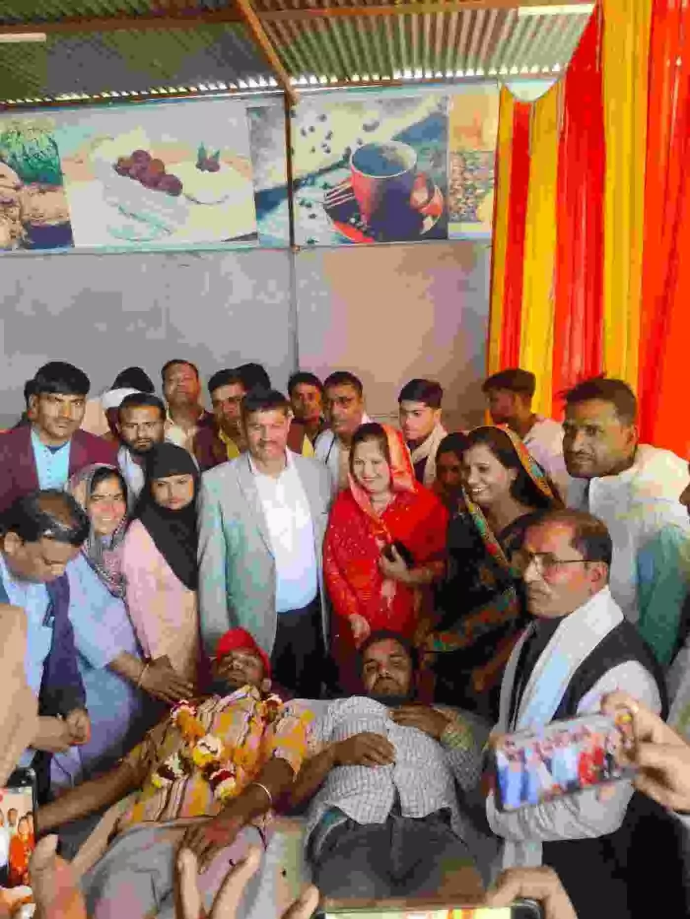 करौली में पूर्व मंत्री रमेश मीणा के जन्मदिन पर भारी जनसैलाब: जेसीबी से हुई पुष्प वर्षा, समर्थकों ने पहनाया 151 फीट का साफा करौली में पूर्व मंत्री रमेश मीणा के जन्मदिन पर भारी जनसैलाब: जेसीबी से हुई पुष्प वर्षा, समर्थकों ने पहनाया 151 फीट का साफा