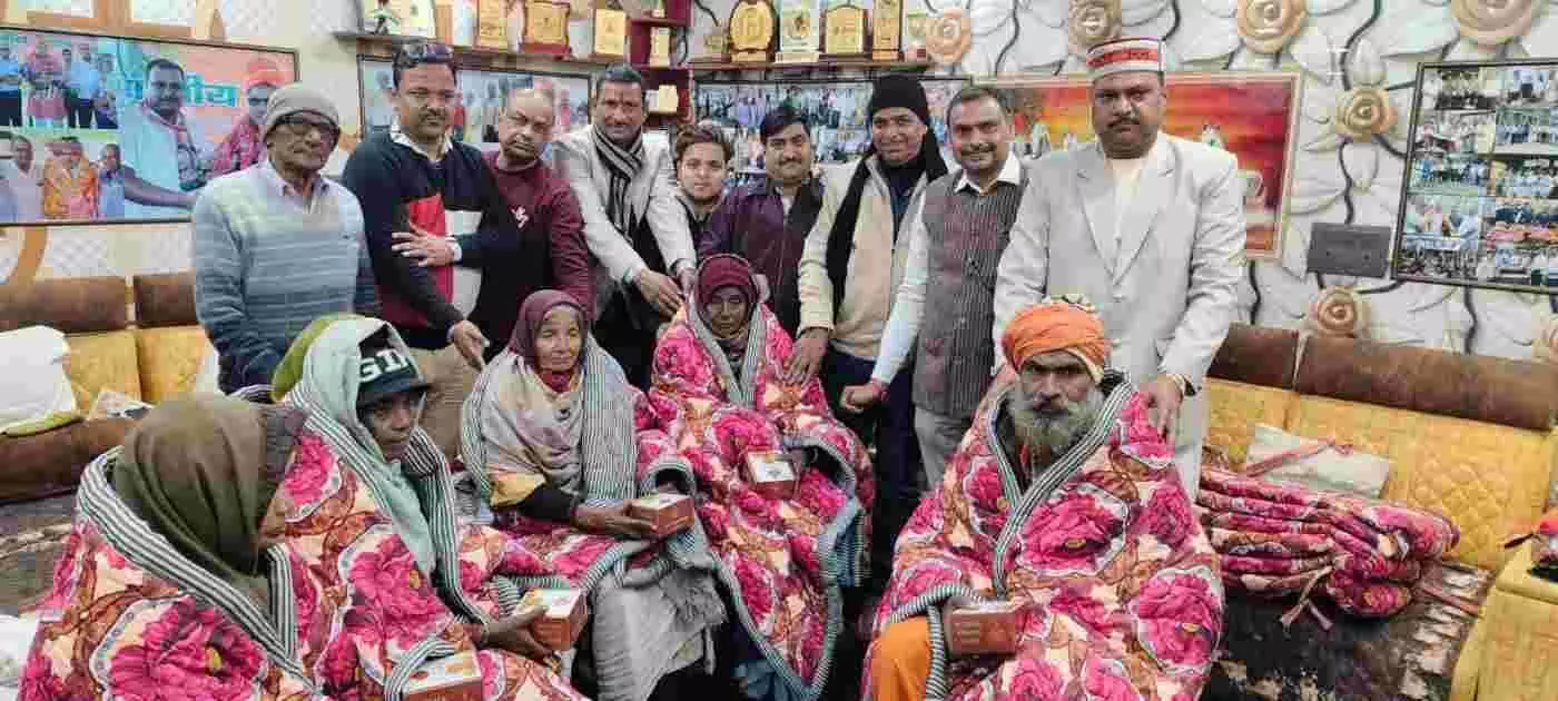 भरतपुर में मानवता की मिसाल: कड़कड़ाती ठंड में बेसहारा परिवारों का सहारा बनी युवा अग्रवाल महासभा