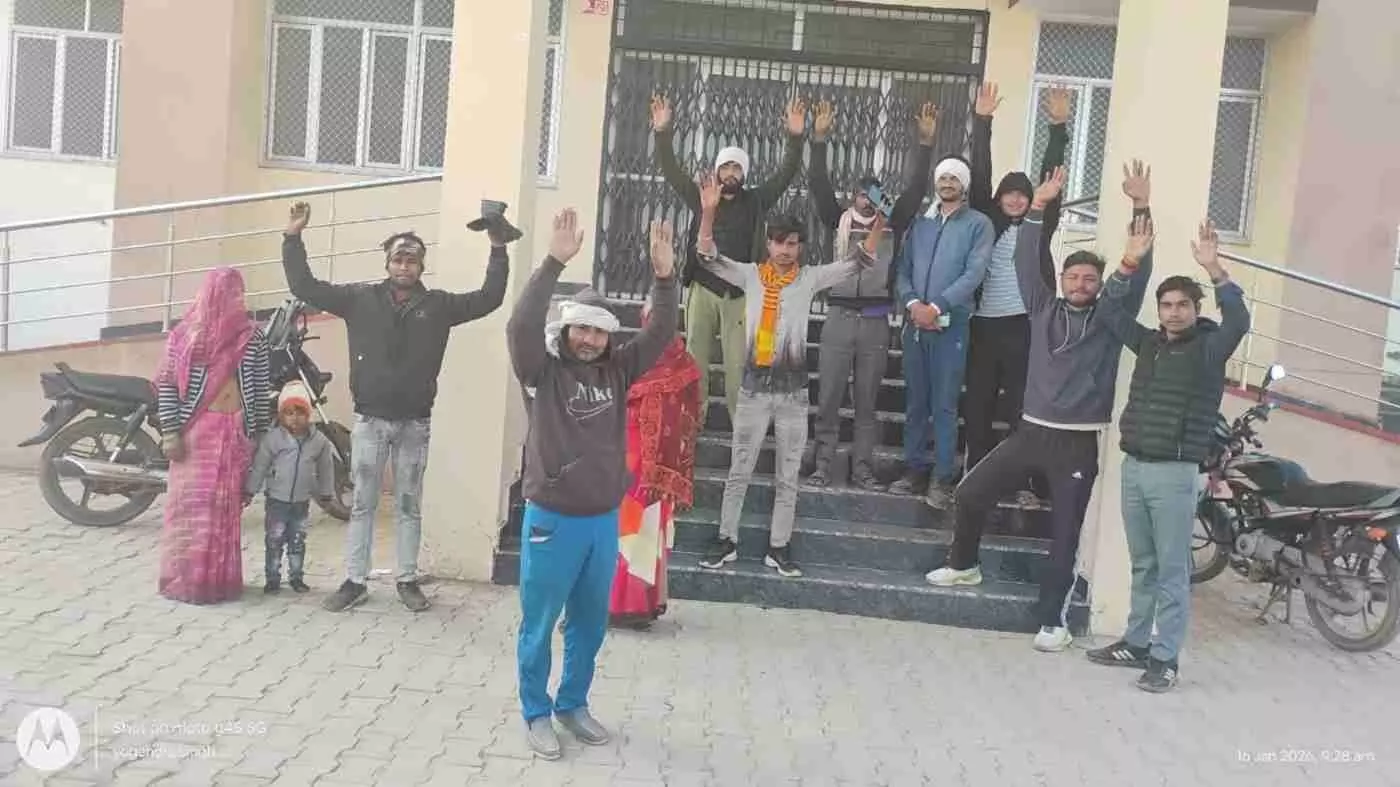बयाना के झील सीएचसी में स्वास्थ्य सेवाओं का बुरा हाल: 45 मिनट तक बंद रहा ताला, तड़पते मरीजों ने किया भारी हंगामा