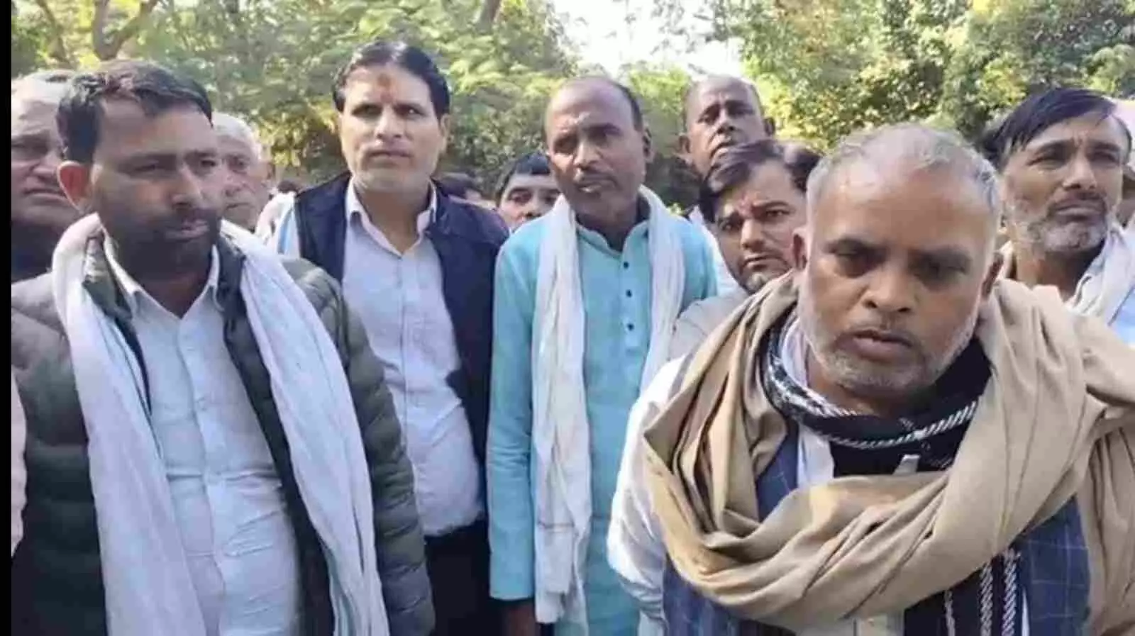 करौली: पेड़ से लटका मिला अधेड़ का शव, मौत के रहस्य पर भड़का ग्रामीणों का आक्रोश, निष्पक्ष जांच के लिए कलेक्ट्रेट घेरा करौली: पेड़ से लटका मिला अधेड़ का शव, मौत के रहस्य पर भड़का ग्रामीणों का आक्रोश, निष्पक्ष जांच के लिए कलेक्ट्रेट घेरा