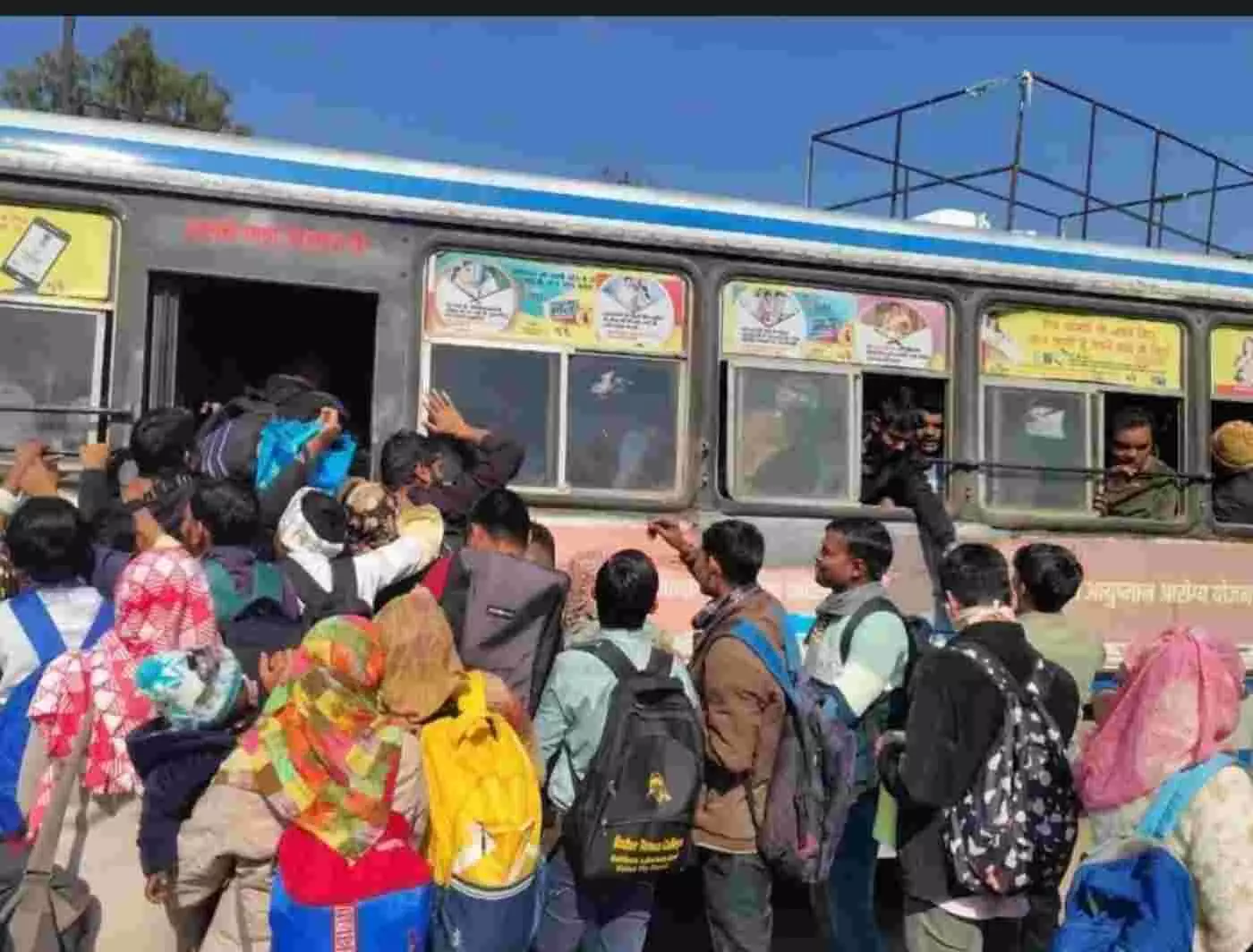 हिंडौन सिटी में रीट का रण: बस स्टैंड पर उमड़ा परीक्षार्थियों का सैलाब, खिड़कियों के रास्ते सीटों पर कब्जा