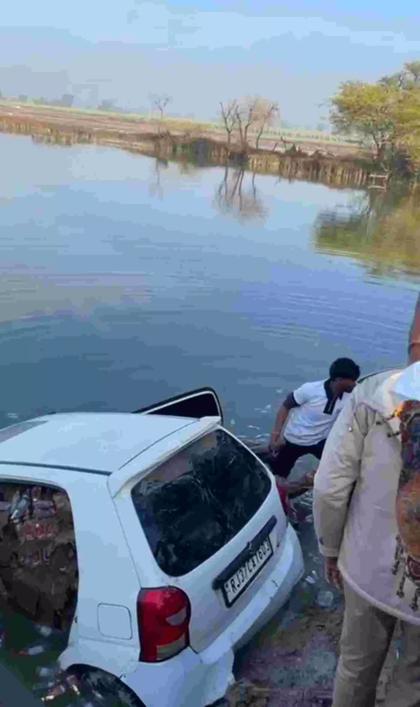 टोंक: कठमाणा मार्ग पर गहराया रहस्य, नाड़ी में मिली कार से दो युवकों के क्षत-विक्षत शव बरामद टोंक: कठमाणा मार्ग पर गहराया रहस्य, नाड़ी में मिली कार से दो युवकों के क्षत-विक्षत शव बरामद