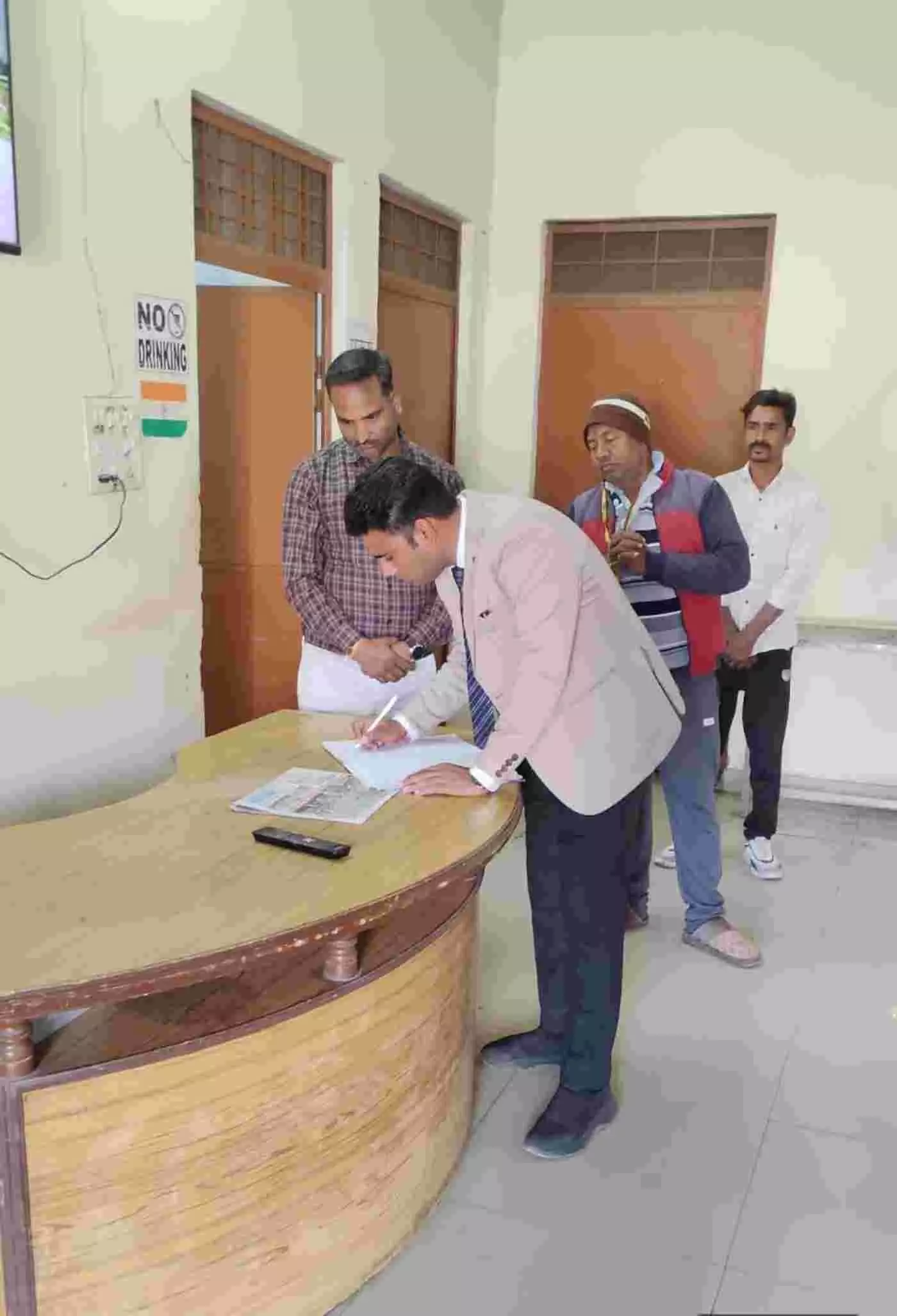 आमेट में कड़ाके की ठंड के बीच रेन बसेरे पहुंचे न्यायाधीश: व्यवस्थाओं का लिया जायजा, बेसहाराओं के लिए सुविधाओं को परखा