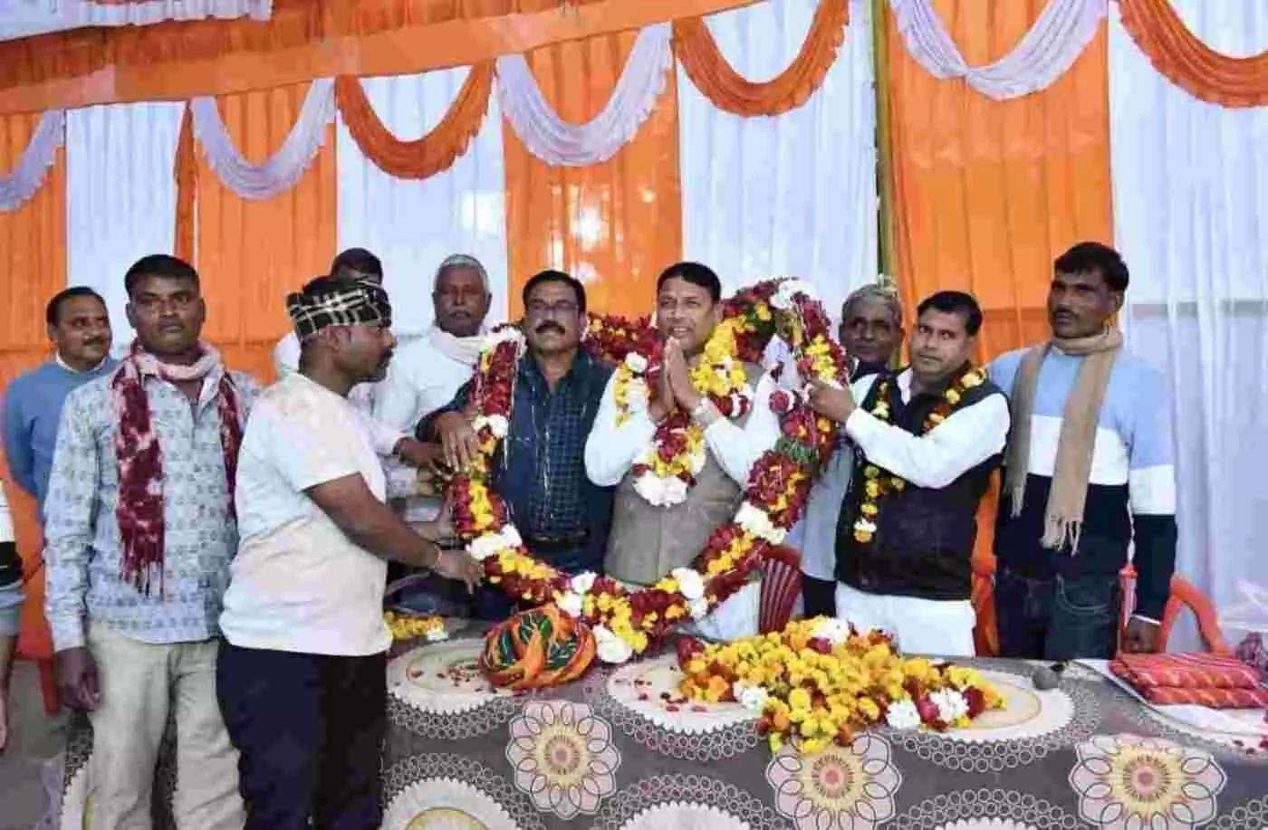 बारां: जनसैलाब के बीच घोड़ी पर सवार हुए विधायक प्रमोद जैन भाया, जेसीबी से हुई पुष्पवर्षा, आभार यात्रा में उमड़ा जन-मन बारां: जनसैलाब के बीच घोड़ी पर सवार हुए विधायक प्रमोद जैन भाया, जेसीबी से हुई पुष्पवर्षा, आभार यात्रा में उमड़ा जन-मन