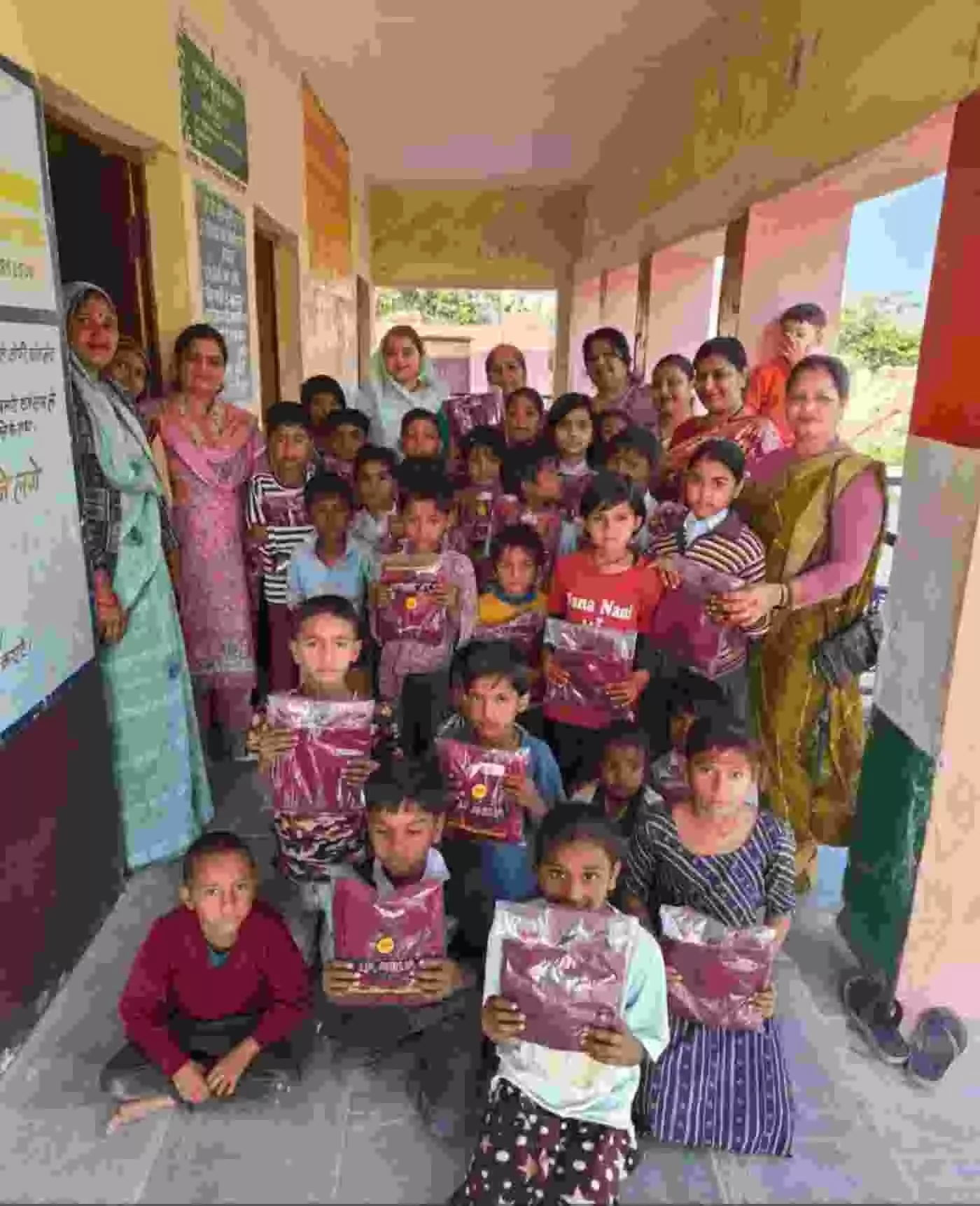 बारां: कड़ाके की ठंड में महाकाल महिला मंडल ने बिखेरी सेवा की गर्माहट, मकर संक्रांति पर बच्चों के चेहरे पर आई मुस्कान बारां: कड़ाके की ठंड में महाकाल महिला मंडल ने बिखेरी सेवा की गर्माहट, मकर संक्रांति पर बच्चों के चेहरे पर आई मुस्कान