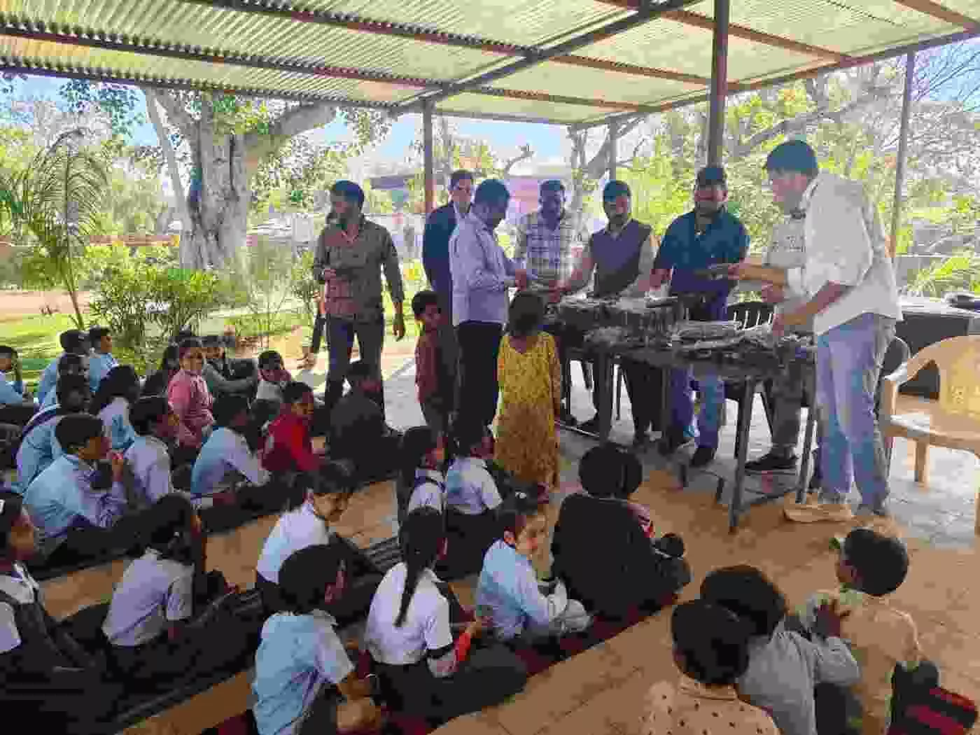 बेगूं: कड़ाके की ठंड में धारला के बच्चों को मिला वन विभाग का सुरक्षा कवच, मानवता की मिसाल पेश कर जीता सबका दिल