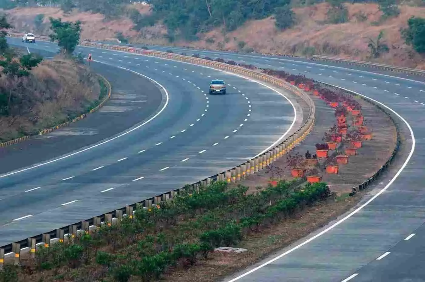 डूंगरपुर: NH-48 पर पत्थरबाजों का आतंक, मौत को मात देकर निकला सलूंबर का वरनौती परिवार डूंगरपुर: NH-48 पर पत्थरबाजों का आतंक, मौत को मात देकर निकला सलूंबर का वरनौती परिवार