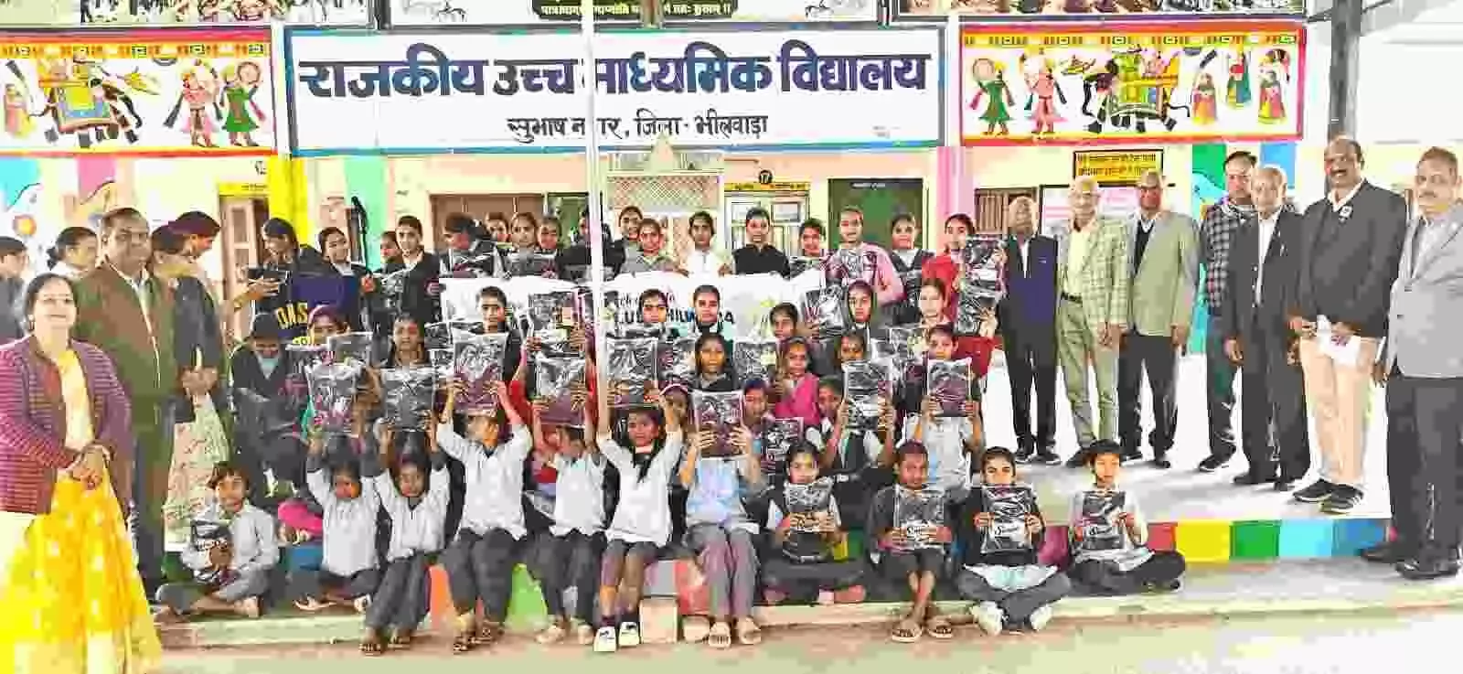 भीलवाड़ा में कड़ाके की ठंड के बीच लायंस क्लब ने बिखेरी मुस्कान: 62 बच्चों को मिले स्वेटर, आओ खुशियां बांटें अभियान से गर्माया सेवा का जज्बा