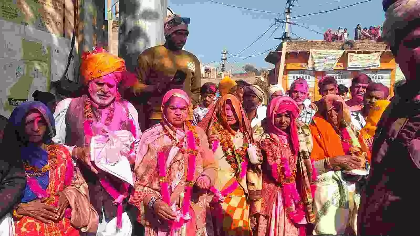 When a group of 51 members returned to Bhusavar after the arduous journey to Gangasagar and Jagannath Dham, they were given a grand welcome by the entire community.