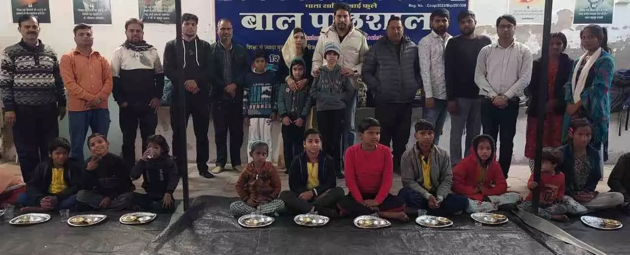 Bharatpur News: Suresh Sharma presented an example of humanity in the joy of pilgrimage, opened a treasure of happiness for the children in Adarsh Bal Pathshala. Bharatpur News: Suresh Sharma presented an example of humanity in the joy of pilgrimage, opened a treasure of happiness for the children in Adarsh Bal Pathshala.