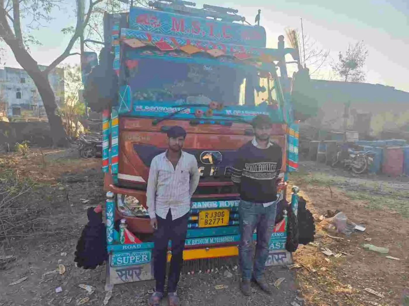 चित्तौड़गढ़ में पुलिस की बड़ी स्ट्राइक: 13 लाख की अवैध खैर की लकड़ी के साथ मेवात के दो तस्कर दबोचे