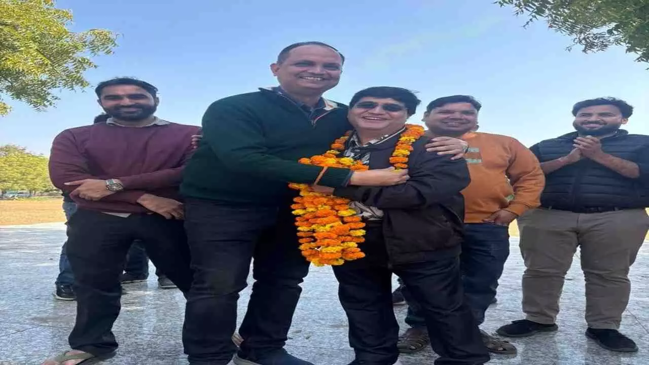 Major decision at Kota Medical College: Dr. Anil Daswani becomes the new charioteer of the RDA, vows to defend residents rights after his unanimous election. Major decision at Kota Medical College: Dr. Anil Daswani becomes the new charioteer of the RDA, vows to defend residents rights after his unanimous election.