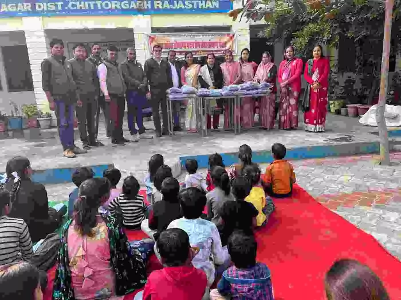 भूपालसागर में मानवता की मिसाल: कड़ाके की ठंड के बीच नन्हे हाथों को मिला अम्बेश सेवा का स्नेहिल गर्माहट