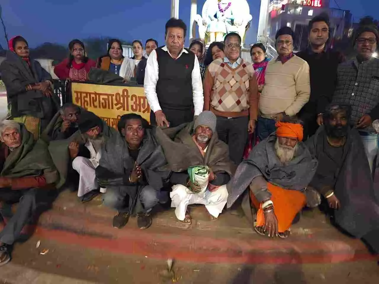 In Kota, amidst the bitter cold, the Agrawal Seva Utthan Samiti displayed a humanitarian gesture In Kota, amidst the bitter cold, the Agrawal Seva Utthan Samiti displayed a humanitarian gesture