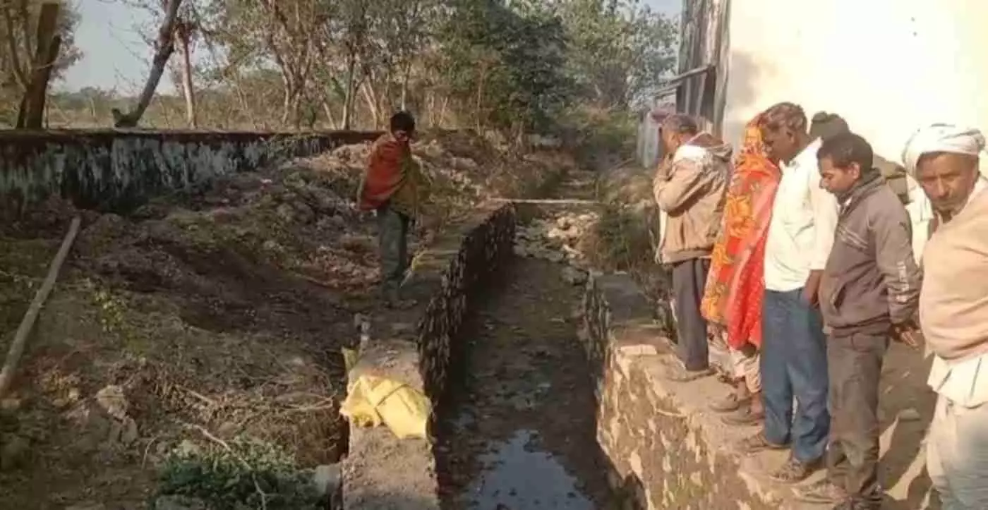 कांकरवा: लुणेरा विद्यालय के अस्तित्व पर मंडराया संकट, बरसाती नाले के निर्माण को लेकर ग्रामीणों में आक्रोश कांकरवा: लुणेरा विद्यालय के अस्तित्व पर मंडराया संकट, बरसाती नाले के निर्माण को लेकर ग्रामीणों में आक्रोश