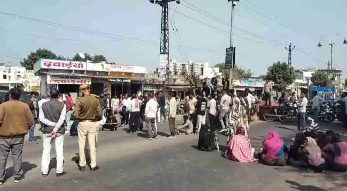 भीलवाड़ा में भारी बवाल: हाइवे पर उतरा जनसैलाब, अवैध डिवाइडर कट बंद करने पर प्रशासन और जनता के बीच तीखी झड़प भीलवाड़ा में भारी बवाल: हाइवे पर उतरा जनसैलाब, अवैध डिवाइडर कट बंद करने पर प्रशासन और जनता के बीच तीखी झड़प