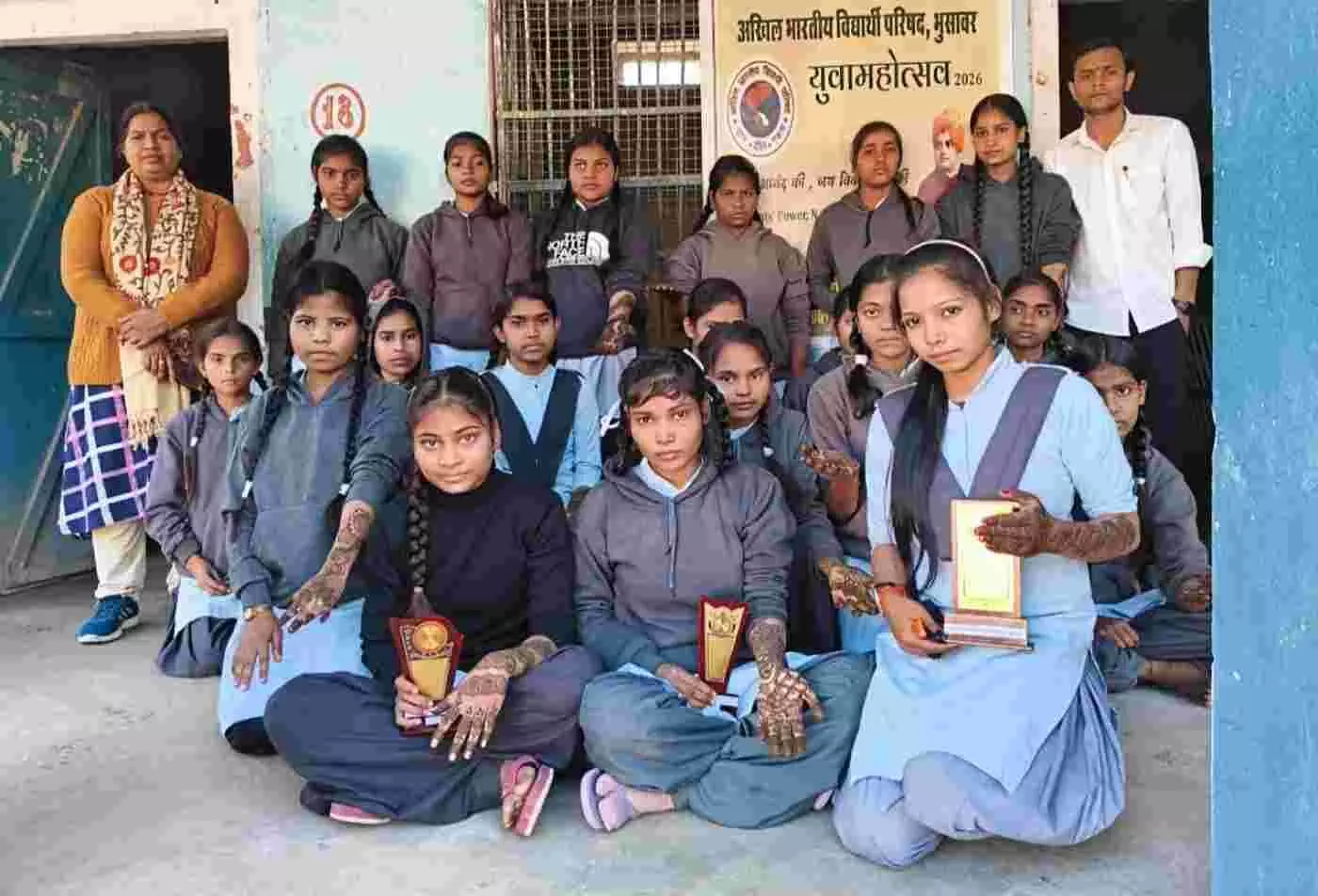 भुसावर: बेटियों की हथेली पर उतरी कलात्मकता, एबीवीपी ने मेहंदी प्रतियोगिता से बिखेरे युवा शक्ति के रंग