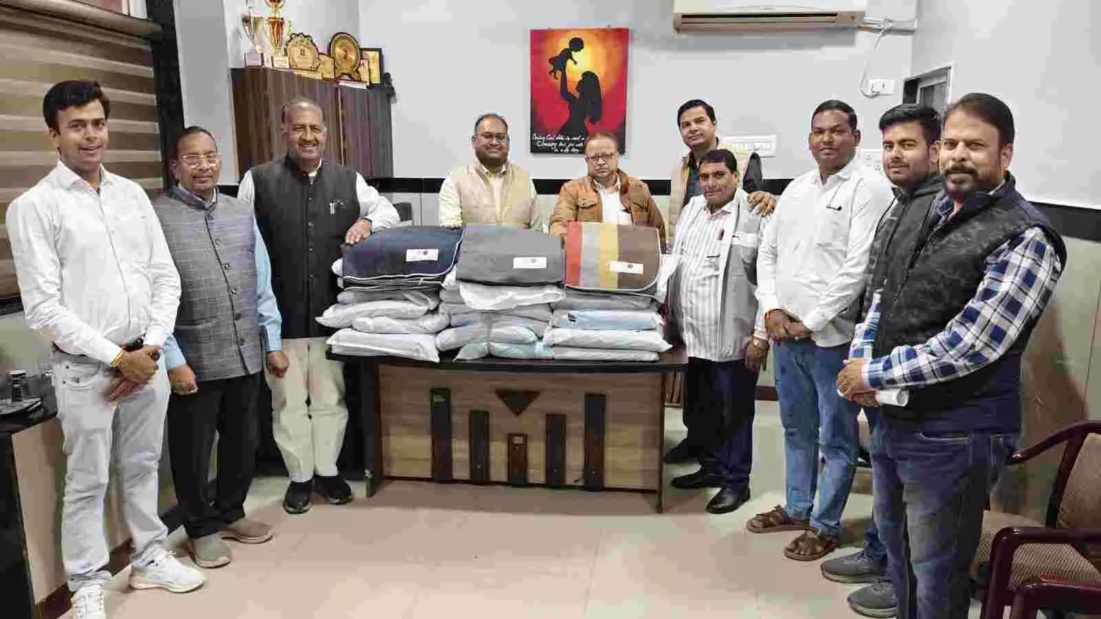 निंबाहेड़ा जिला चिकित्सालय में मानवता की मिसाल: जैन जागृति सेंटर ने बांटे 25 ऊनी कंबल, कड़कड़ाती ठंड में मरीजों को मिली बड़ी राहत