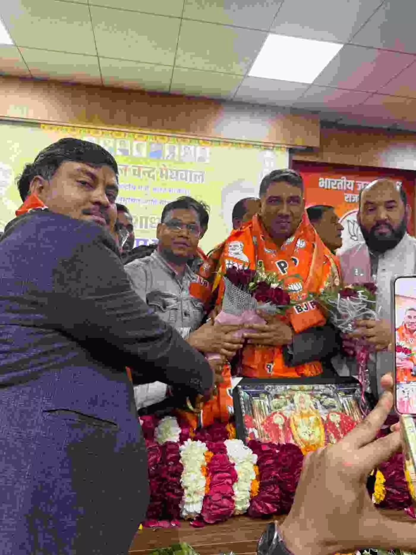 बारां के कार्यकर्ताओं का जयपुर में शक्ति प्रदर्शन: निहालचंद मेघवाल के पदभार ग्रहण समारोह में उमड़ा सैलाब बारां के कार्यकर्ताओं का जयपुर में शक्ति प्रदर्शन: निहालचंद मेघवाल के पदभार ग्रहण समारोह में उमड़ा सैलाब