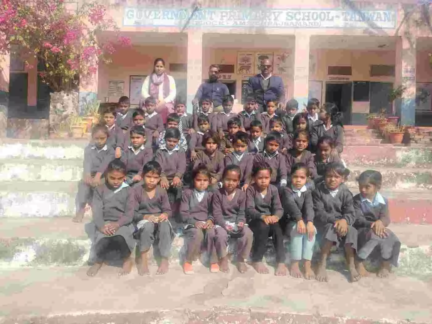 आमेट: कड़ाके की ठंड में ताणवाण के बच्चों को मिला भामाशाहों का सहारा, स्वेटर पाकर खिले नन्हे-मुन्नों के चेहरे