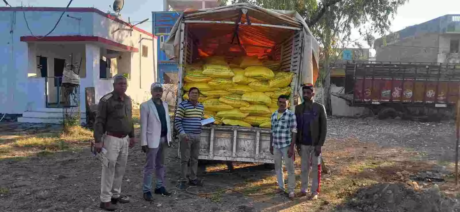 सालमगढ़ में यूरिया का काला खेल उजागर: खाकी ने घेराबंदी कर पकड़ी खाद की खेप, दो तस्कर गिरफ्तार