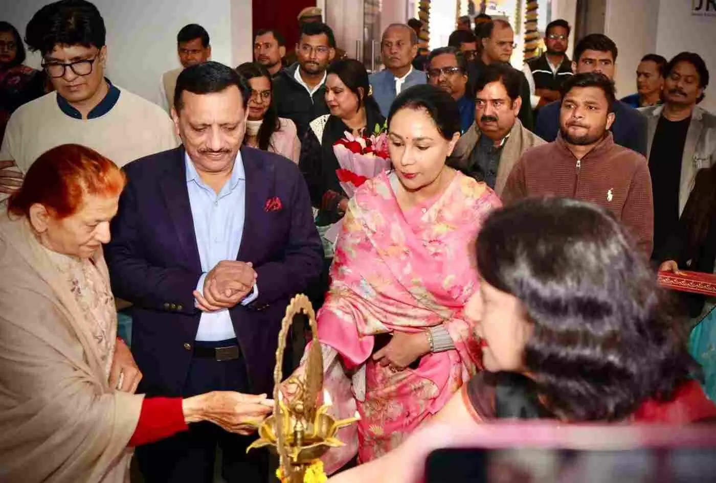 जयपुर के जेकेके में मेलोडी ऑफ कलर्स का आगाज: उपमुख्यमंत्री दिया कुमारी ने जलरंगों में निहारी मानवीय संवेदनाएं