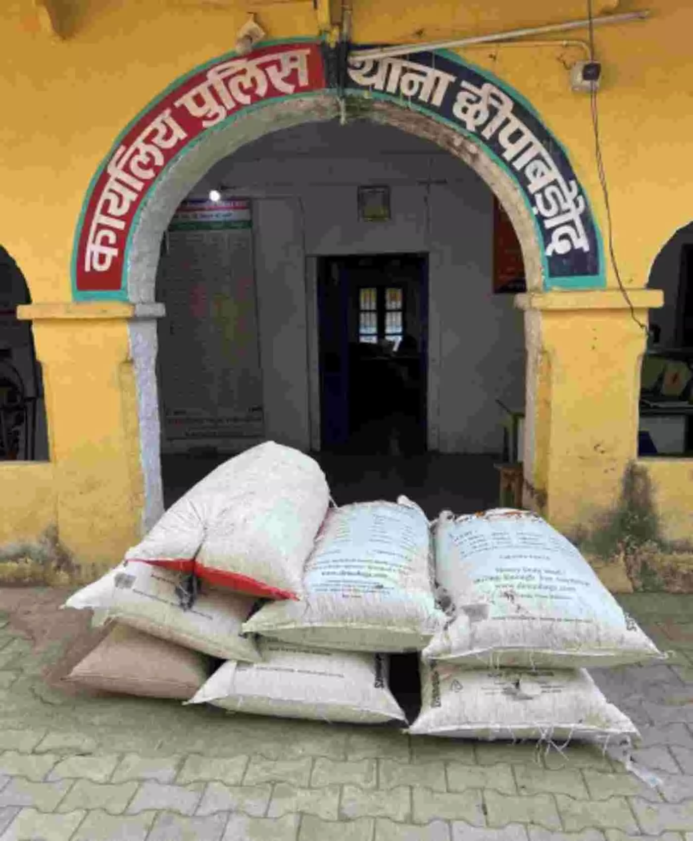 बारां पुलिस की बड़ी स्ट्राइक: ऑपरेशन नशा-विनाश के तहत मक्के के ढेर से निकला मौत का जखीरा, 93 किलो डोडा चूरा जब्त बारां पुलिस की बड़ी स्ट्राइक: ऑपरेशन नशा-विनाश के तहत मक्के के ढेर से निकला मौत का जखीरा, 93 किलो डोडा चूरा जब्त