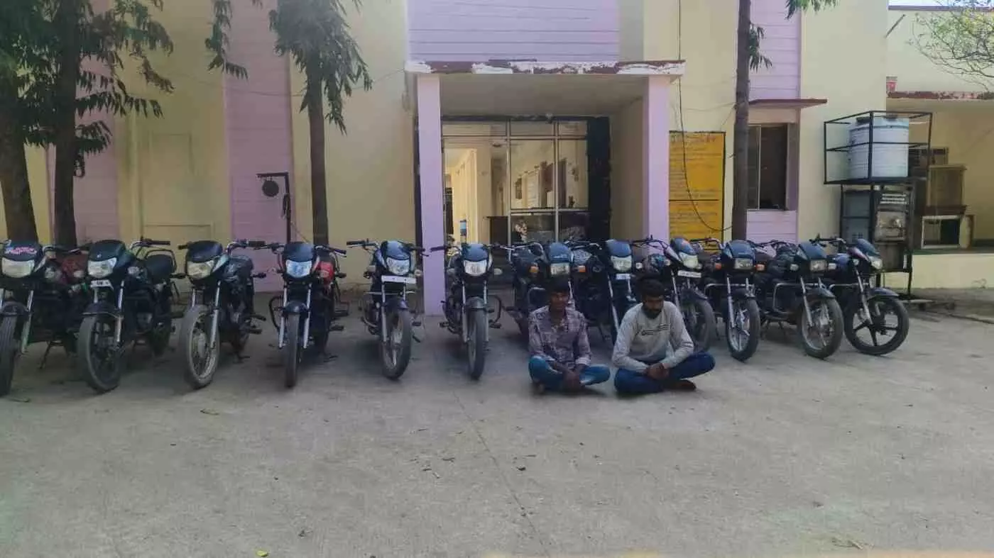 भीलवाड़ा में बाइक चोर गिरोह का सनसनीखेज पर्दाफाश: कोर्ट परिसर से उड़ी बाइक ने खोला 12 चोरियों का राज, दो शातिर गिरफ्तार