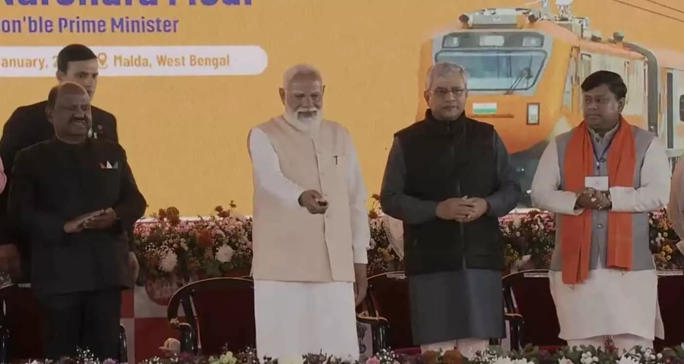 मालदा से शुरू हुआ रेल क्रांति का नया युग: प्रधानमंत्री मोदी ने देश की पहली वंदे भारत स्लीपर को हरी झंडी दिखाकर रचा इतिहास मालदा से शुरू हुआ रेल क्रांति का नया युग: प्रधानमंत्री मोदी ने देश की पहली वंदे भारत स्लीपर को हरी झंडी दिखाकर रचा इतिहास