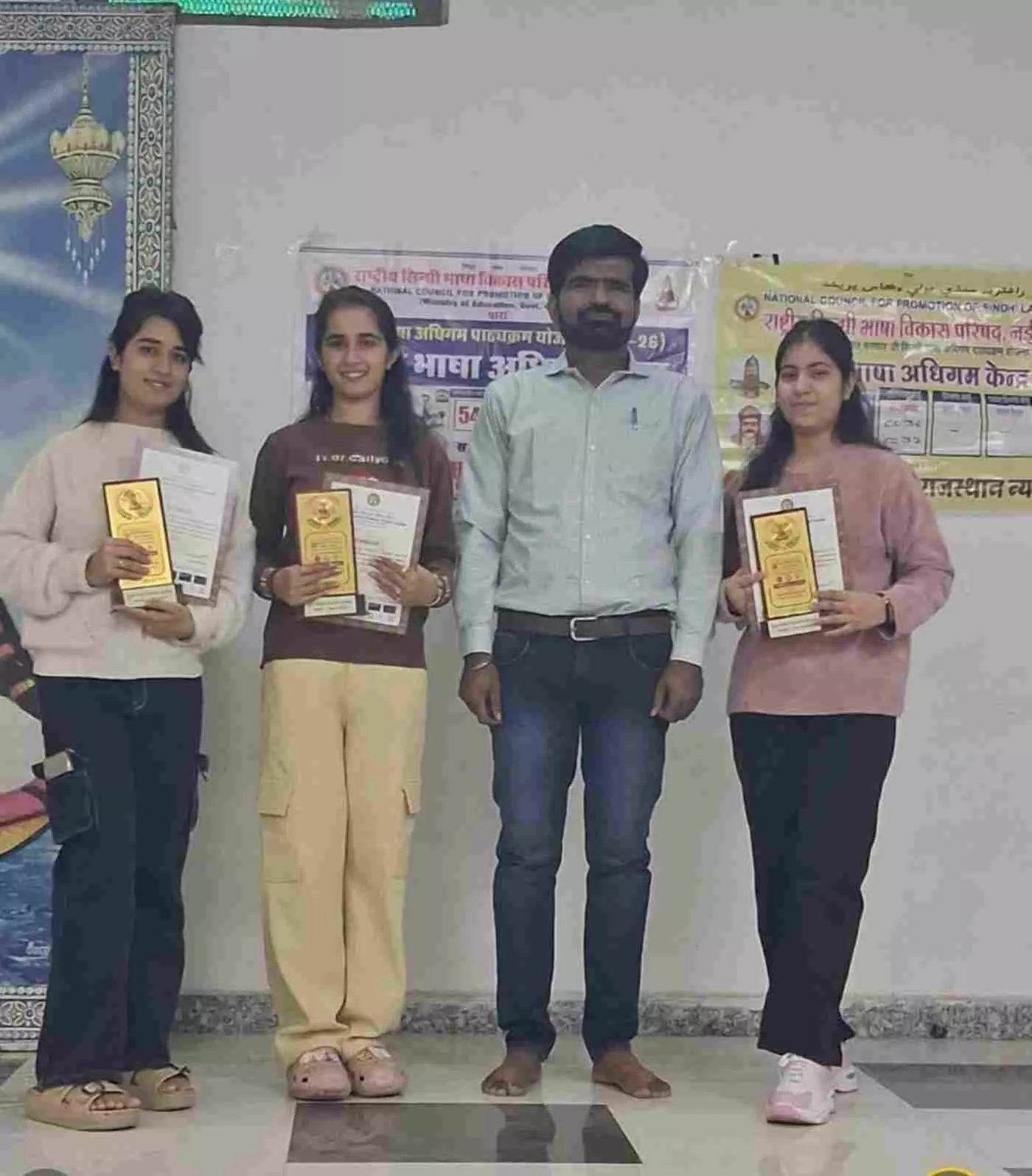 डूंगरपुर में गूंजी मानवता की आवाज: साधु वासवानी की 60वीं पुण्यतिथि पर बच्चों ने कलम से उकेरा सेवा का आदर्श डूंगरपुर में गूंजी मानवता की आवाज: साधु वासवानी की 60वीं पुण्यतिथि पर बच्चों ने कलम से उकेरा सेवा का आदर्श