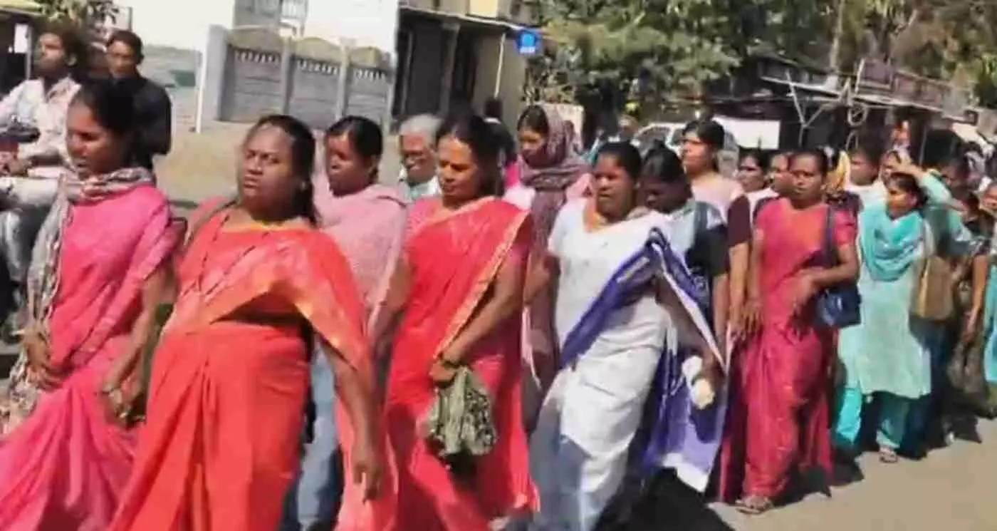 अमरावती: सोनोरी में फूटा जनता का आक्रोश, जर्जर सड़क के विरोध में नागरिकों ने निर्माण विभाग पर जड़ा ताला अमरावती: सोनोरी में फूटा जनता का आक्रोश, जर्जर सड़क के विरोध में नागरिकों ने निर्माण विभाग पर जड़ा ताला