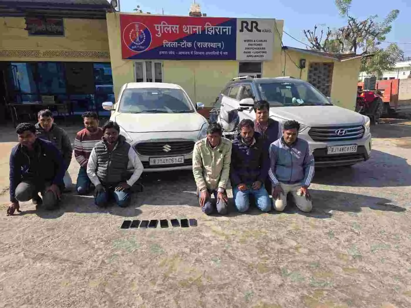 टोंक में पुलिस का बड़ा प्रहार: जुए के अड्डे पर DST की रेड, 8 रसूखदार गिरफ्तार, लाखों की नकदी और गाड़ियाँ बरामद