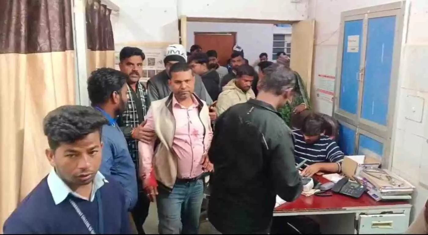 प्रतापगढ़ में दर्दनाक सड़क हादसा: आमली खेड़ा घाटी के पास अनियंत्रित होकर पोल से टकराई कार, बिजली विभाग के लाइनमैन की मौत, एईएन सहित दो घायल