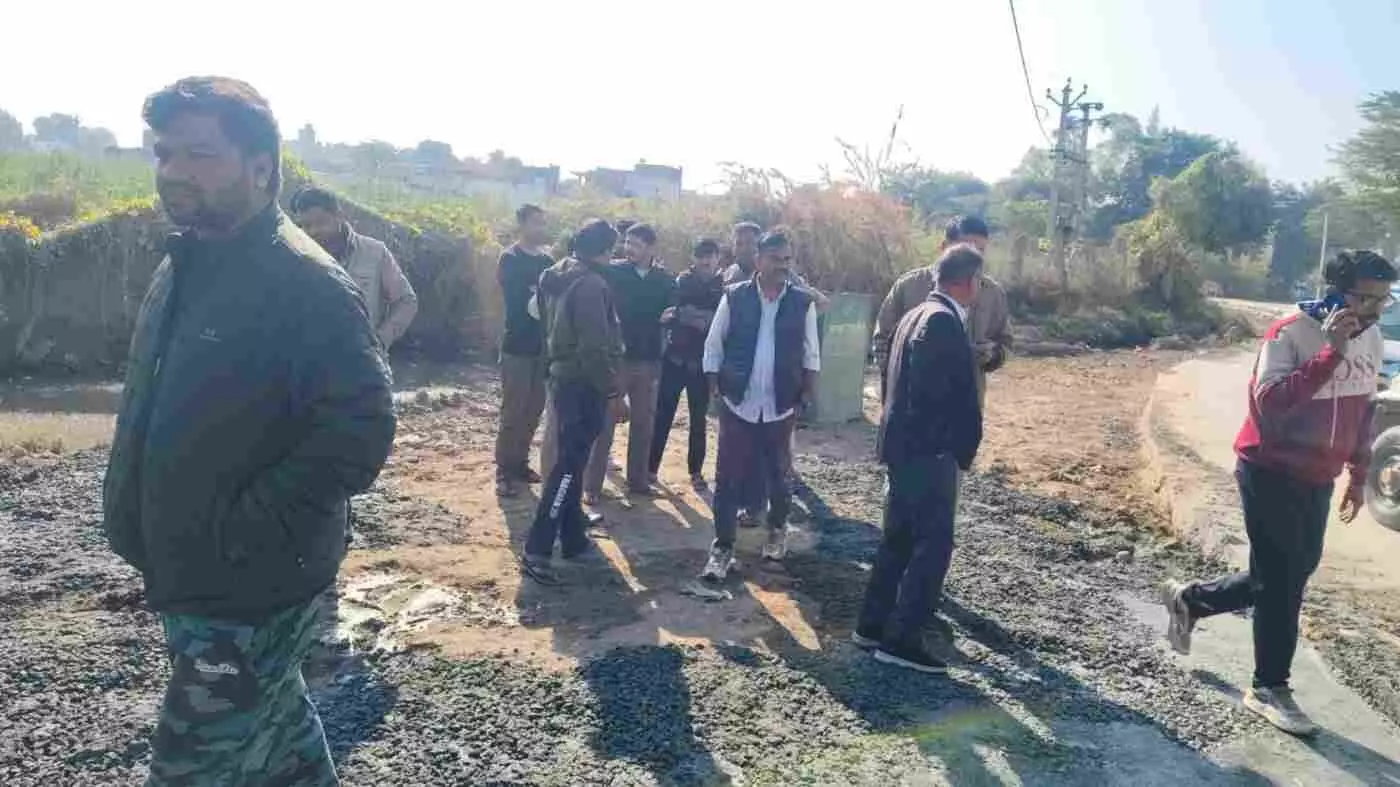 ब्यावर जिले के रायपुर में भ्रष्टाचार की भेंट चढ़ रही सीसी रोड, ग्रामीणों के आक्रोश के बाद खुली पोल: जांच में मानकों की उड़ी धज्जियां ब्यावर जिले के रायपुर में भ्रष्टाचार की भेंट चढ़ रही सीसी रोड, ग्रामीणों के आक्रोश के बाद खुली पोल: जांच में मानकों की उड़ी धज्जियां