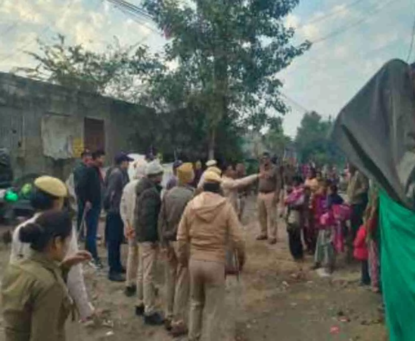 सवाई माधोपुर में पुलिस का ऑपरेशन क्लीन: कच्ची बस्तियों में अलसुबह भारी दबिश, भारी मात्रा में अवैध शराब के साथ दो तस्कर गिरफ्तार