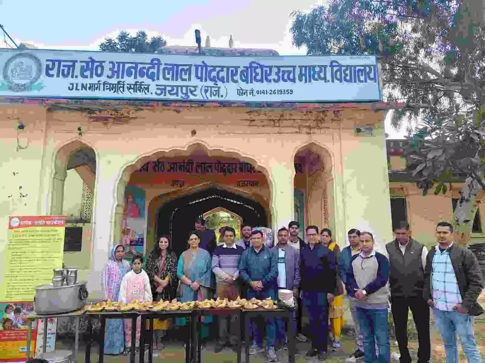 कड़कड़ाती ठंड में संबल बनी सार्थक उन्नति फाउंडेशन: जयपुर के मूक-बधिर बच्चों के खिले चेहरे, बांटे कंबल और जलपान