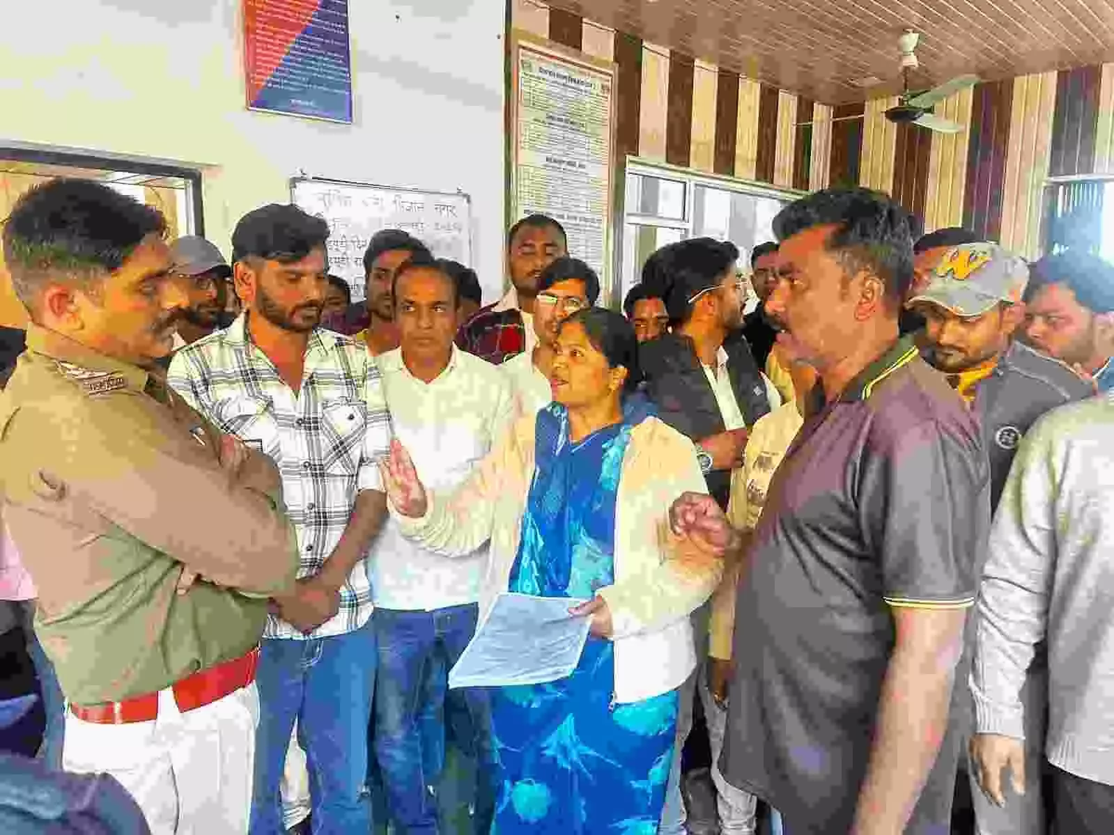कोटा में लोकतंत्र पर हमला: भाजपा बीएलए के खिलाफ थाने पहुंचीं कांग्रेस अध्यक्ष राखी गौतम, मतदाता सूची में हेराफेरी का सनसनीखेज आरोप