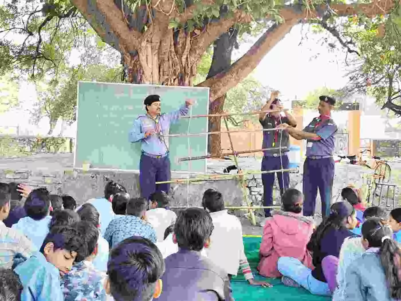 बेगूं में गूंजा तैयार रहो का नारा: पांच दिवसीय स्काउट गाइड शिविर में निखर रहा है 106 विद्यार्थियों का भविष्य