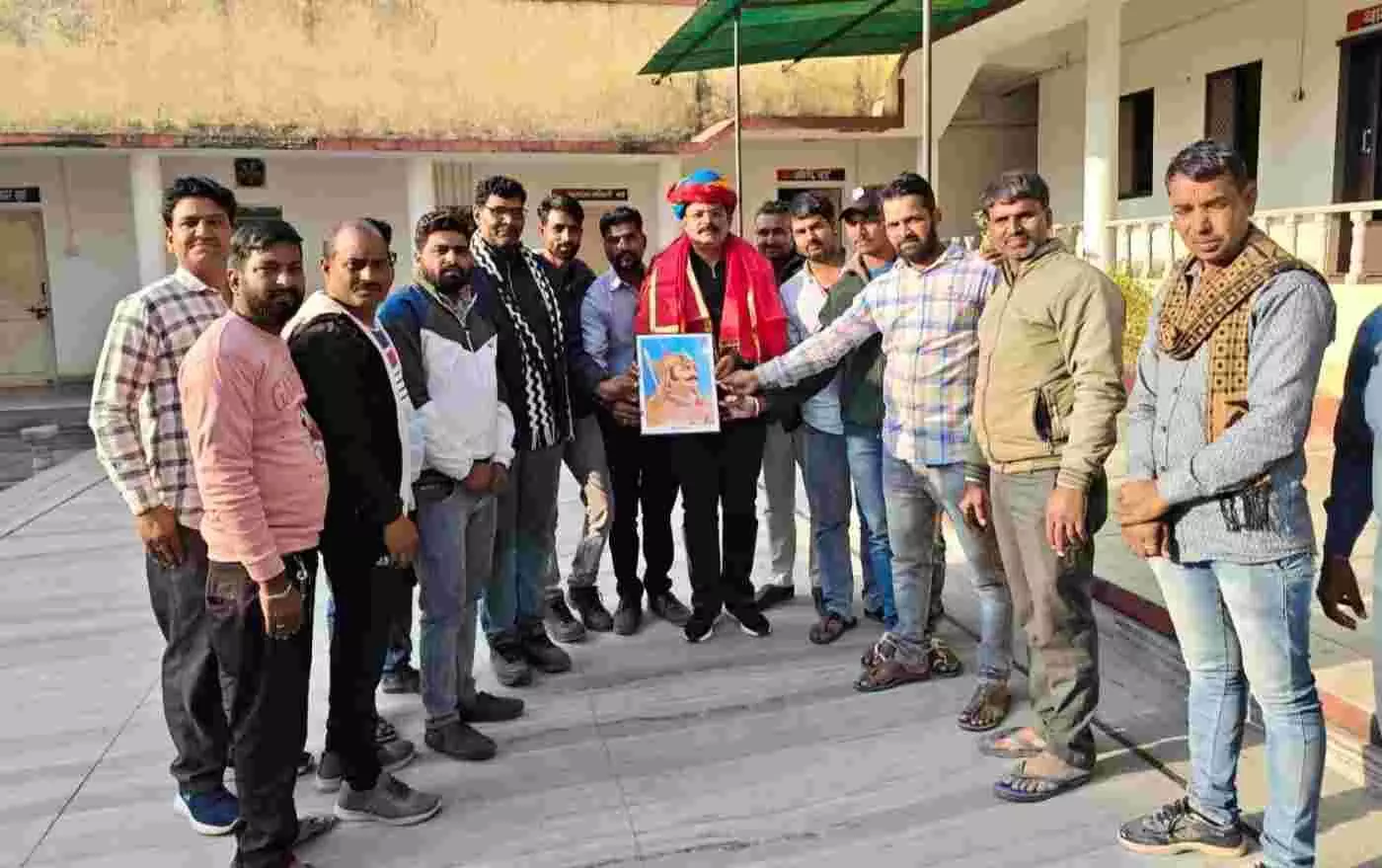 केलवा में उमड़ा जनसैलाब: रेगर युवाशक्ति ने मेवाड़ी आन-बान-शान के साथ किया नए थाना अधिकारी सुबोध कुमार का भव्य अभिनंदन