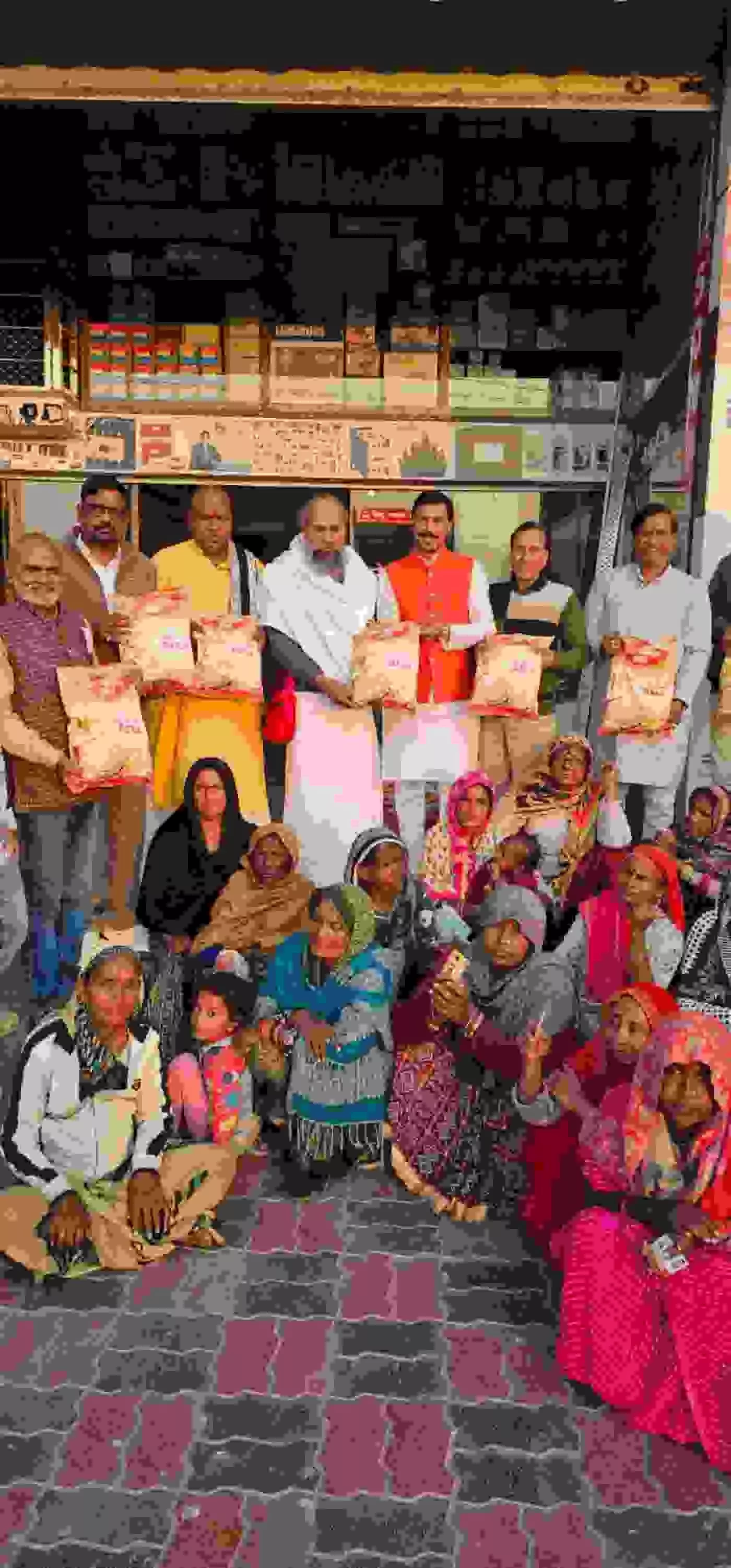 भीलवाड़ा: मौनी अमावस्या पर संतों के सानिध्य में गूंजा नर सेवा ही नारायण सेवा का संकल्प, 90 परिवारों की थमी भूख की राह भीलवाड़ा: मौनी अमावस्या पर संतों के सानिध्य में गूंजा नर सेवा ही नारायण सेवा का संकल्प, 90 परिवारों की थमी भूख की राह