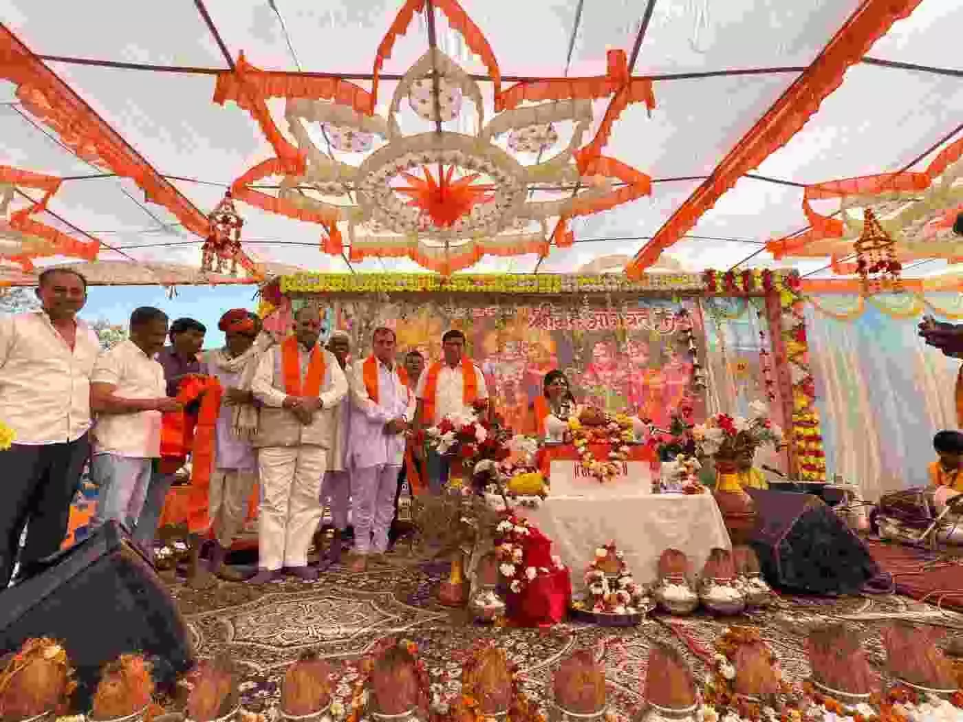 पिपलिया गदिया में भक्ति का सैलाब: साध्वी जयमाला के भजनों पर झूमे श्रद्धालु, पूर्व विधायक और जिला प्रमुख ने नवाया शीश