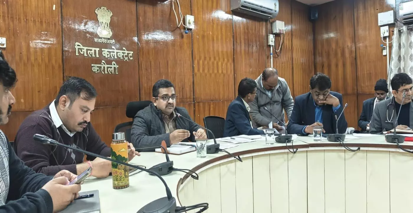 करौली: जनहित के कार्यों में कोताही पर जिला कलक्टर सख्त, अधिकारियों को नोटिस और चार्जशीट की चेतावनी
