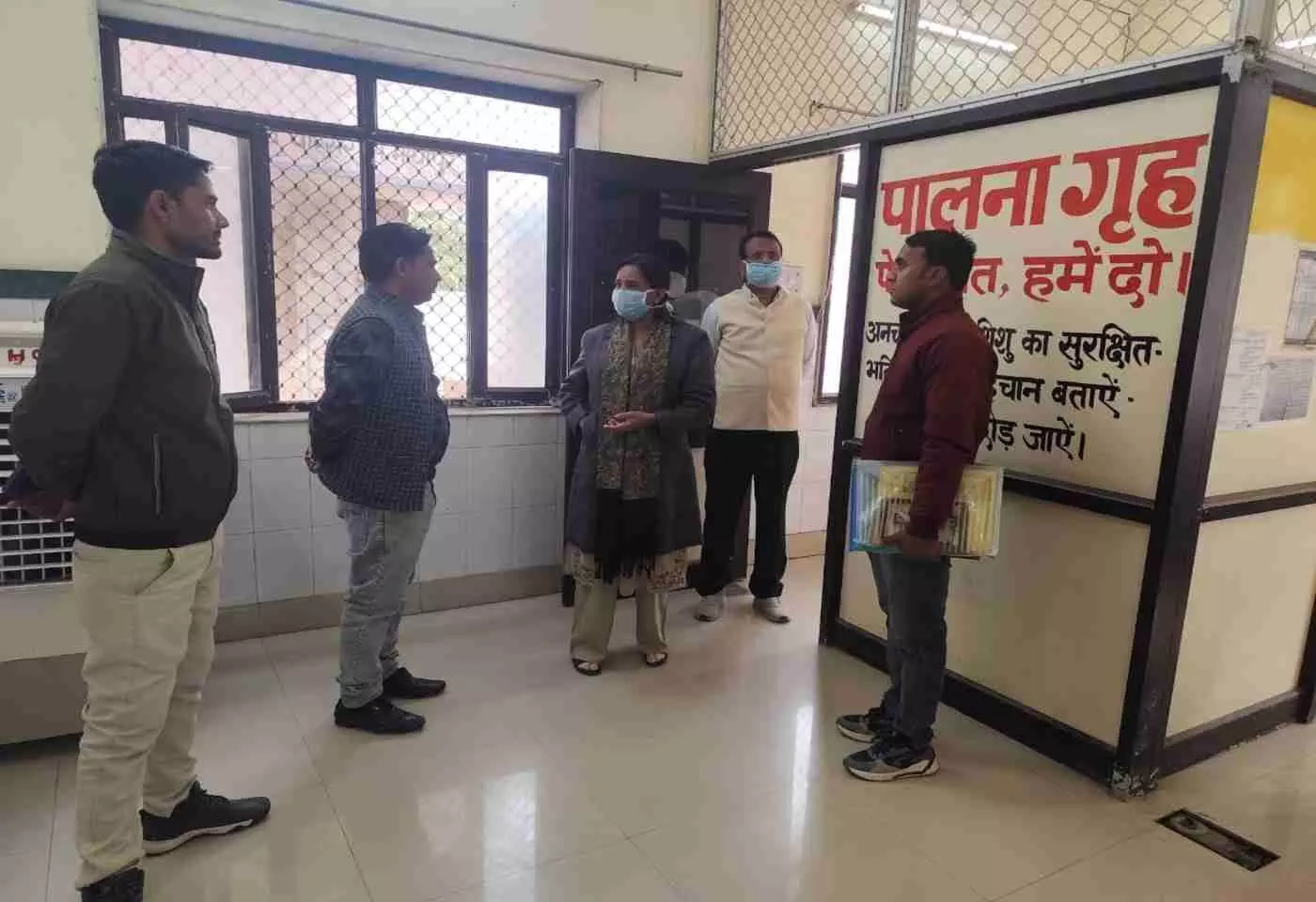 सवाई माधोपुर: मेटरनिटी होम में फटे गद्दे और सुरक्षा में चूक देख भड़कीं सचिव समीक्षा गौतम, व्यवस्थाएं सुधारने के दिए कड़े निर्देश