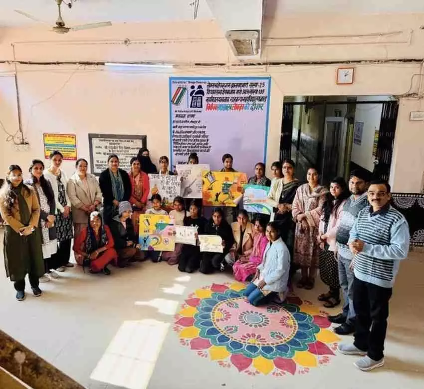 बारां में गूंजा लोकतंत्र का शंखनाद: हर परिवार, मतदान के संकल्प के साथ बेटियों ने संभाली कमान बारां में गूंजा लोकतंत्र का शंखनाद: हर परिवार, मतदान के संकल्प के साथ बेटियों ने संभाली कमान