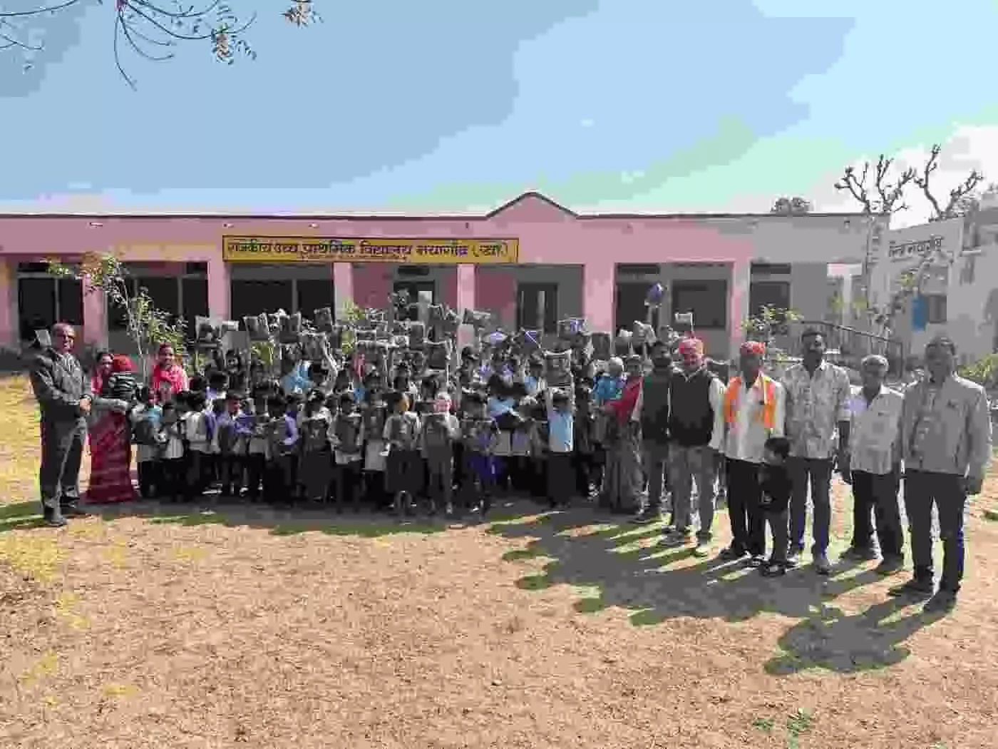 झाड़ोल: कड़कड़ाती ठंड में भामाशाह ने बिखेरी सेवा की गर्माहट, 150 नौनिहालों को मिले ऊनी स्वेटर