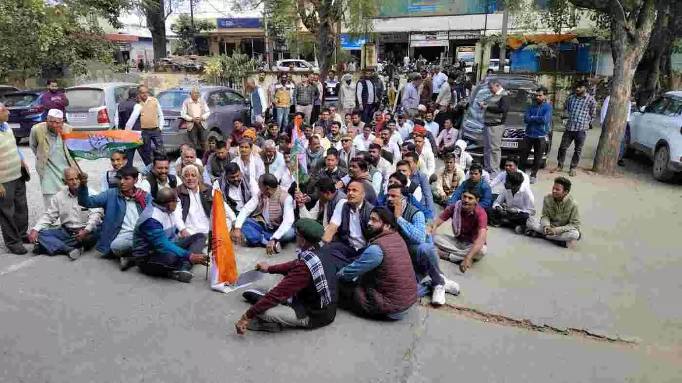 मावली में गरमाई सियासत: मतदाता सूची से नाम काटने की साजिश का आरोप, कांग्रेस का उग्र प्रदर्शन और घेराव की चेतावनी