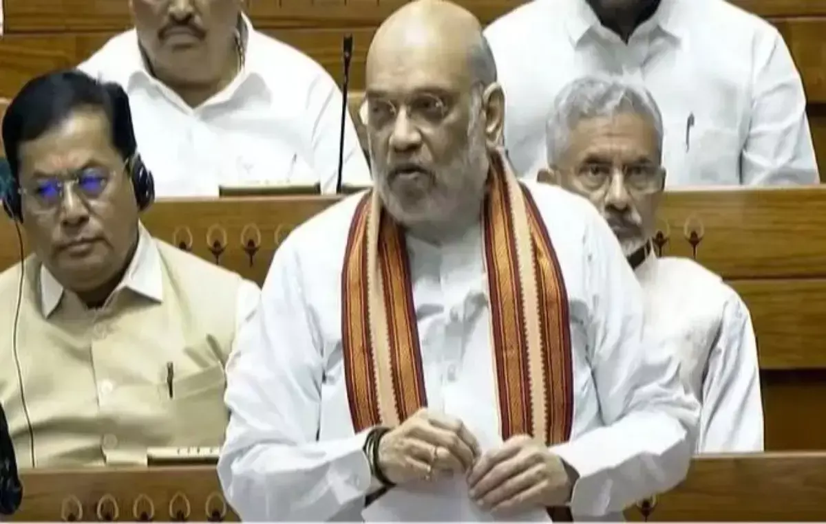 संसद में टकराव का तूफान: अहम बिलों पर चर्चा के दौरान सरकार और विपक्ष आमने-सामने संसद में टकराव का तूफान: अहम बिलों पर चर्चा के दौरान सरकार और विपक्ष आमने-सामने