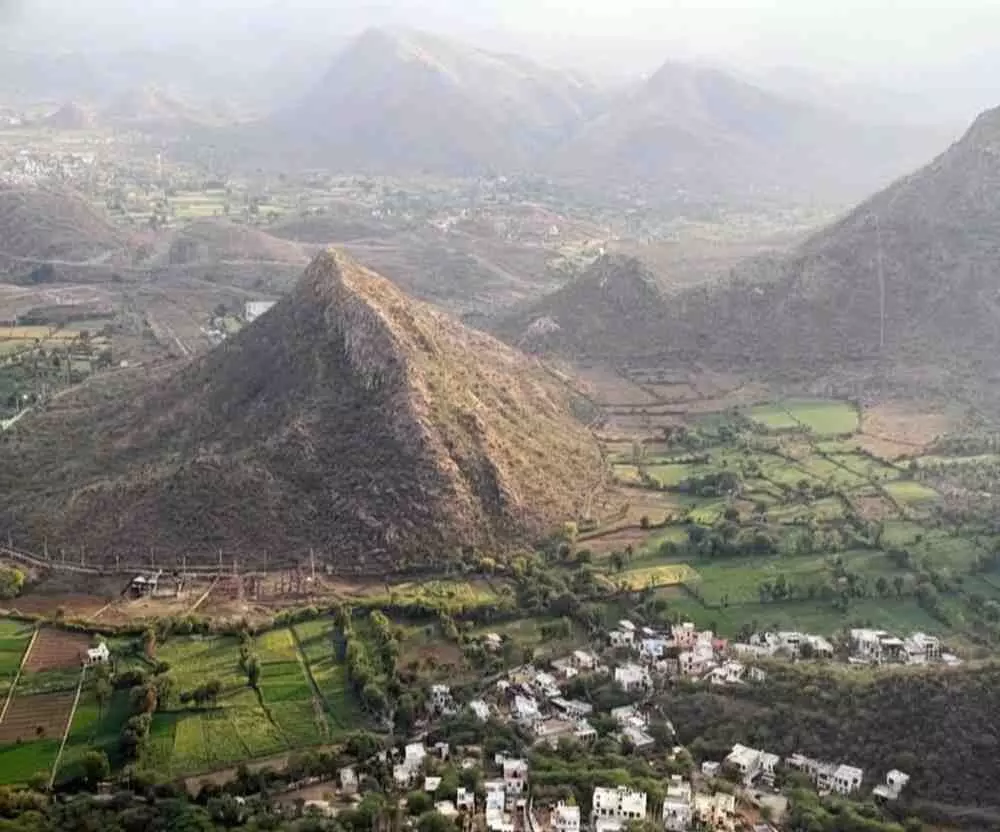 Thar sloughs eastwards from 12 ravines of Aravali Thar sloughs eastwards from 12 ravines of Aravali