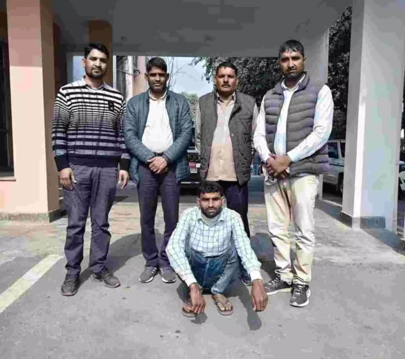 करौली में पुलिस की बड़ी स्ट्राइक: 25 हजार का इनामी स्मैक तस्कर ओमप्रकाश उर्फ ओमी गिरफ्तार, 6 महीने से पुलिस को दे रहा था चकमा करौली में पुलिस की बड़ी स्ट्राइक: 25 हजार का इनामी स्मैक तस्कर ओमप्रकाश उर्फ ओमी गिरफ्तार, 6 महीने से पुलिस को दे रहा था चकमा